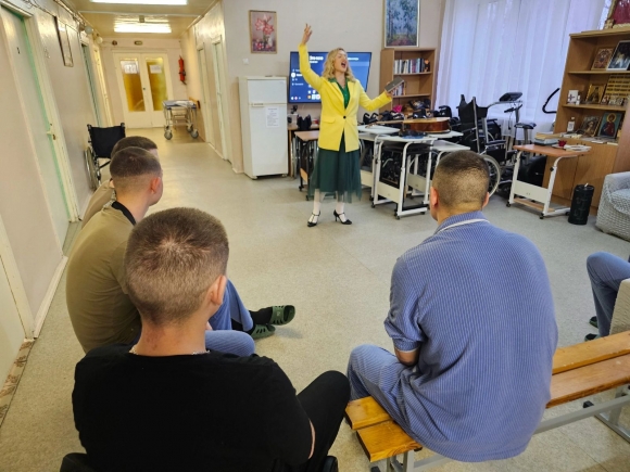 Актриса и певица Татьяна Бочкарева поддерживает бойцов своим искусством Актриса и певица Татьяна Бочкарева поддерживает бойцов своим искусством