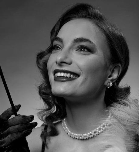 Актриса Мария Лисовая: Сегодня есть ощущение бесконечного шоу, которое нужно поддерживать, чтобы зритель случайно не отвлёкся Актриса Мария Лисовая: Сегодня есть ощущение бесконечного шоу, которое нужно поддерживать, чтобы зритель случайно не отвлёкся