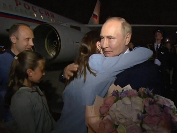 Путин лично встречал обмененных россиян во Внуково как героев (ФОТО, ВИДЕО) Путин лично встречал обмененных россиян во Внуково как героев (ФОТО, ВИДЕО)