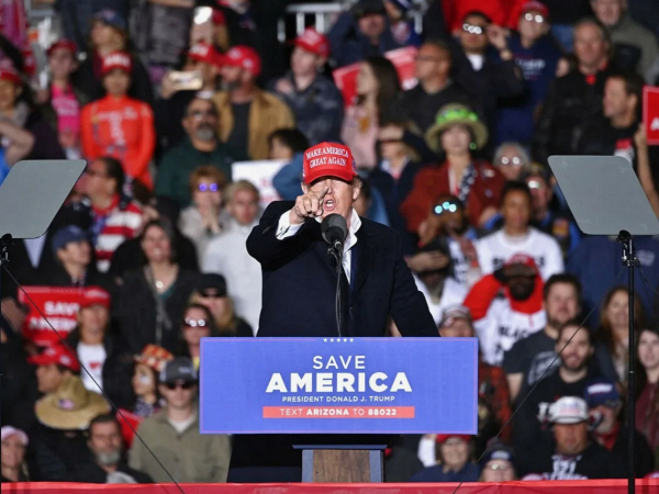 Сторонники Трампа в Аризоне после митинга стали страдать от потери зрения Сторонники Трампа в Аризоне после митинга стали страдать от потери зрения
