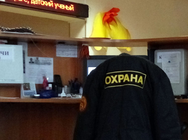 Школу в Балашихе охранял чоповец с тремя судимостями: пытался обнимать и целовать