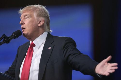 В штабе Трампа сообщили о стрельбе в непосредственной близости от него В штабе Трампа сообщили о стрельбе в непосредственной близости от него