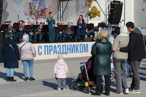 Военные музыканты Росгвардии исполнили популярные композиции в честь Дня отца Военные музыканты Росгвардии исполнили популярные композиции в честь Дня отца